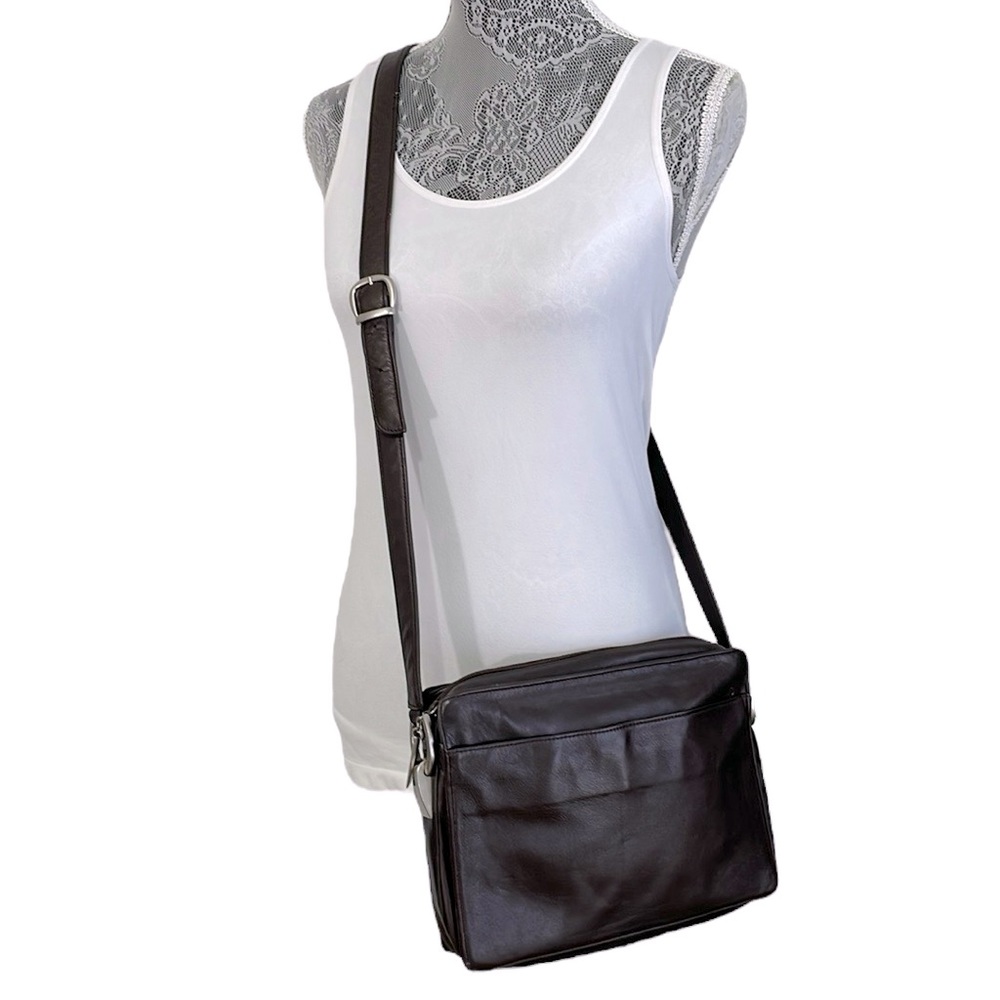 Charter Club Brown leather crossbody shoulder bag.‎ Excellent used condition.